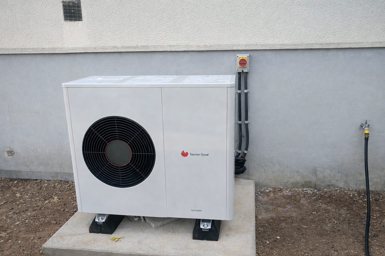 Unité extérieure de pompe à chaleur air/eau installée sur plots — chantier 2M Energie